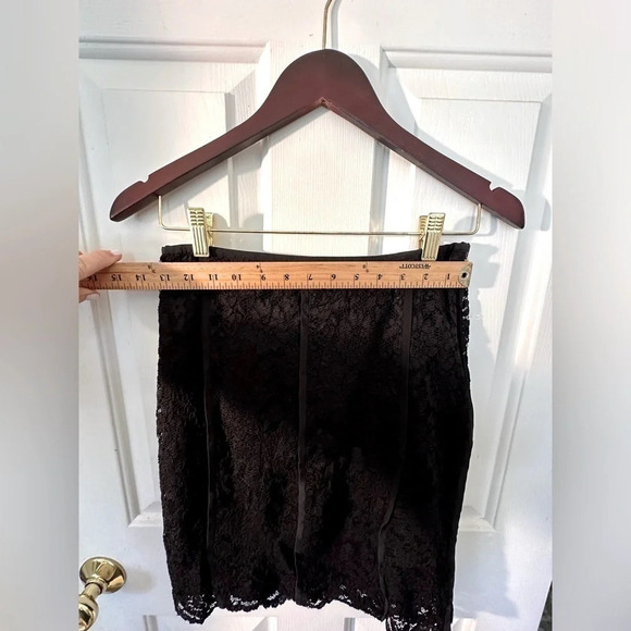 TORY BURCH Size 2 BLACK Everett Lace Pencil Skirt Silk Lining Mini Scalloped Hem - Picture 12 of 13